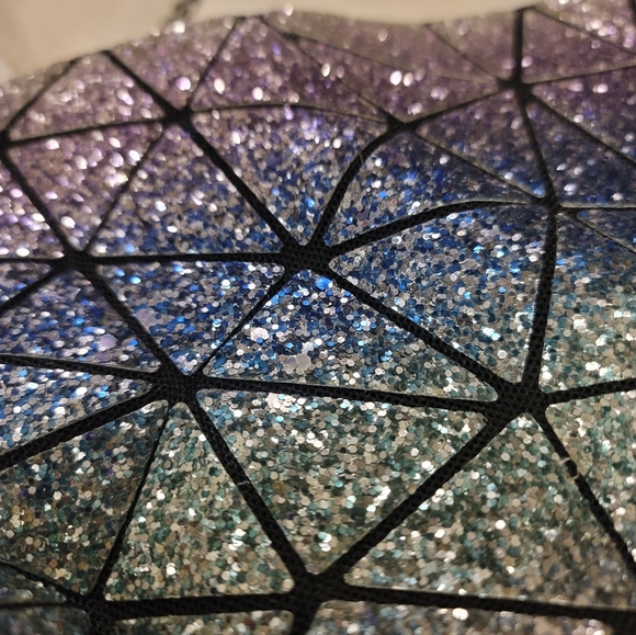 Geometric Lattice Luminous Purse - Picture 3 of 4